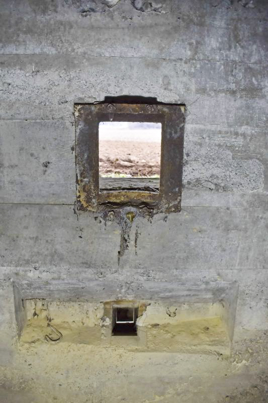 Ligne Maginot - PA DE SIERENTZ OUEST 2 - (Blockhaus pour arme infanterie) - Le créneau mitrailleuse et le reste de sa trémie - Daniel Froehly
