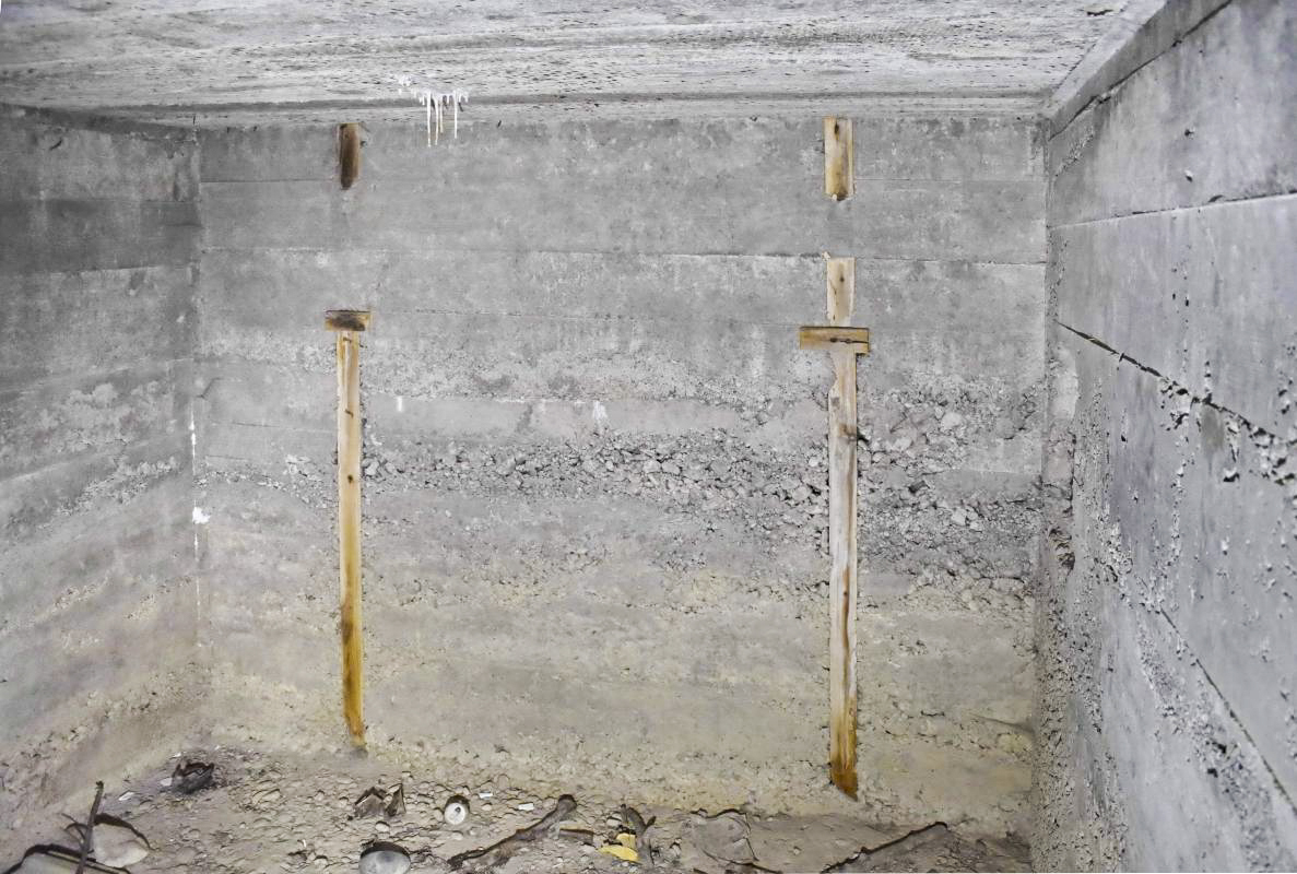 Ligne Maginot - PA DE SIERENTZ OUEST 2 - (Blockhaus pour arme infanterie) - Chambre de tir pour mitrailleuse. Le mur en face du créneau de tir - Daniel Froehly
