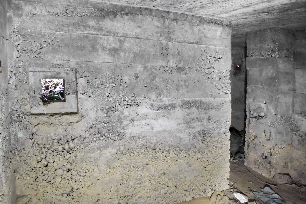 Ligne Maginot - PA DE SIERENTZ OUEST 2 - (Blockhaus pour arme infanterie) - Chambre de tir mitrailleuse. Le créneau de tir de protection du couloir et l'accès à  la chambre FM - Daniel Froehly