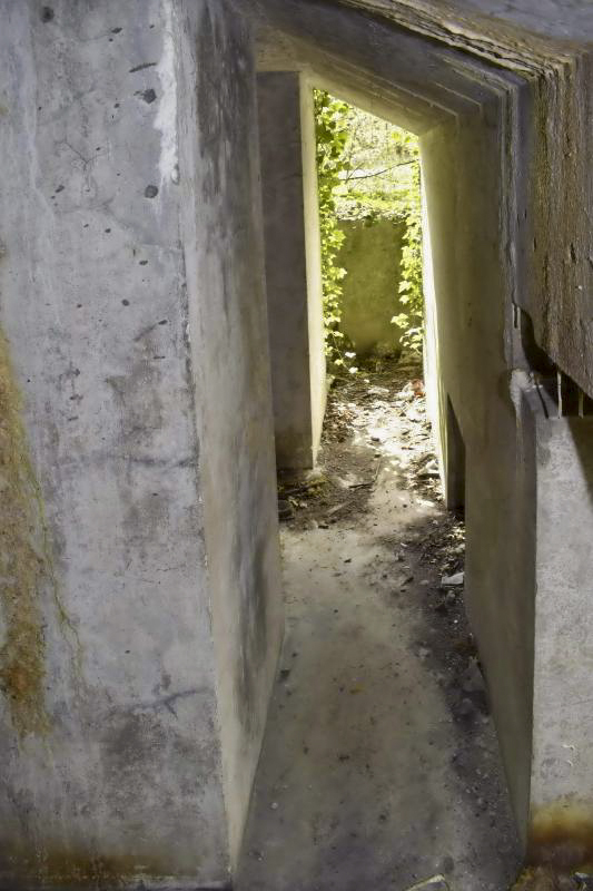 Ligne Maginot - PA DU CARREFOUR 243-1 - (Blockhaus pour canon) - Couloir de l'entrée des hommes, avec à gauche la niche à munitions et à droite, en bas, une ouverture donnant sur la niche depuis l’extérieur. - D. Froehly