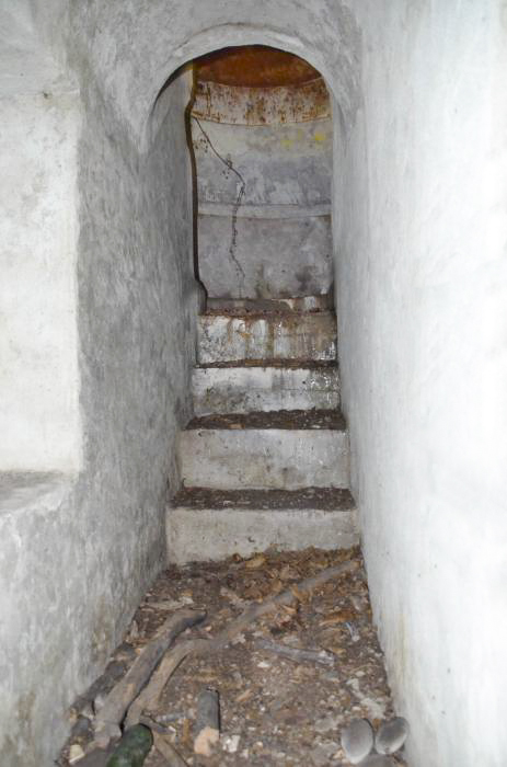 Ligne Maginot - PA DU CARREFOUR 252-2 - (Blockhaus pour arme infanterie) - A gauche se trouve la niche à munitions (L 1m - H 0.6m - P 0.4m). - D. Froehly