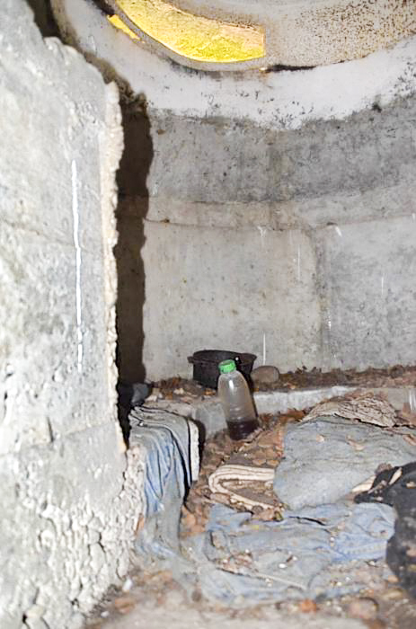 Ligne Maginot - PA DU CARREFOUR 252-3 - (Blockhaus pour arme infanterie) - Chambre de tir avec sa coupole de protection en acier. Cet abri semble avoir été squatté. - D. Froehly