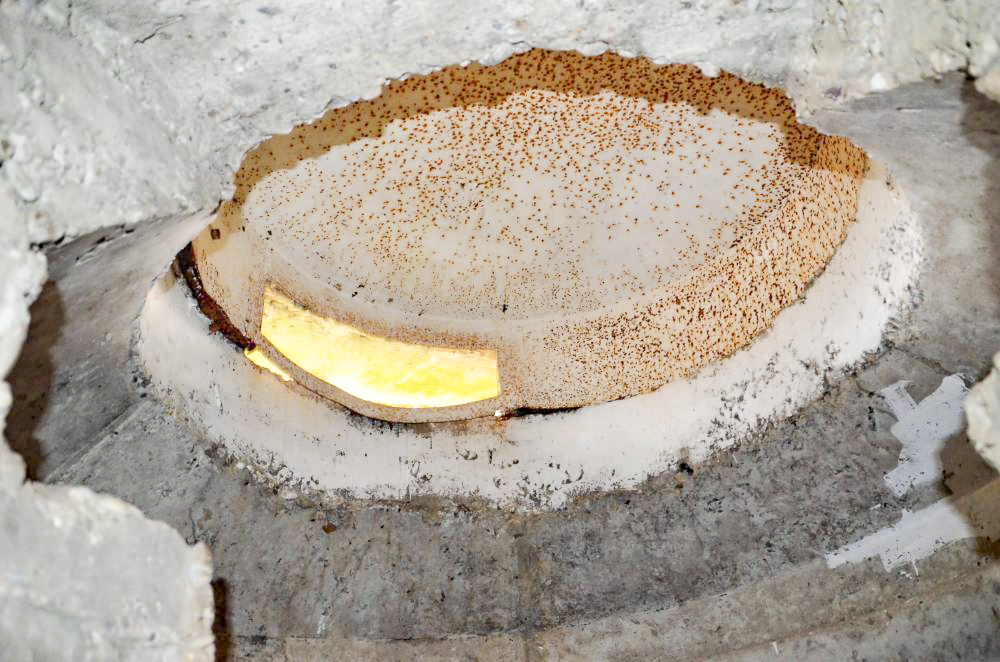 Ligne Maginot - PA DU CARREFOUR 252-3 - (Blockhaus pour arme infanterie) - Détail de la coupole en acier de protection. Des traces de peinture récente semblent confirmer l'occupation de la coupole - D. Froehly