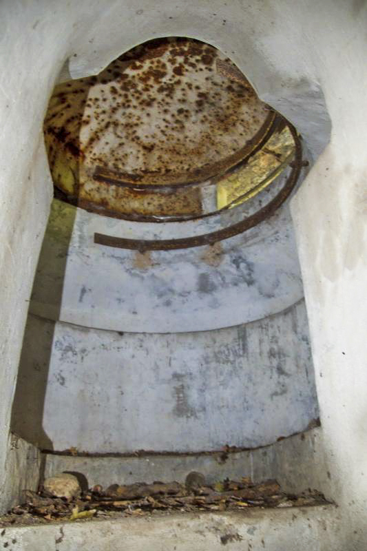 Ligne Maginot - PA KEMBS CENTRE 3 - (Blockhaus pour arme infanterie) - La coupole avec les rails du volet de protection. - D.Froehly