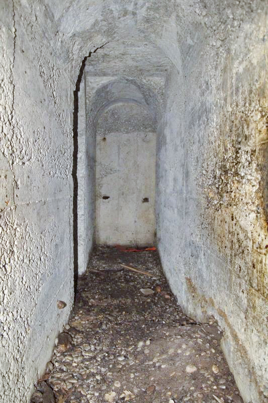 Ligne Maginot - PA KEMBS SUD 3 - (Blockhaus pour arme infanterie) - Vue du Couloir vers le fond et l'accès à la coupole sur la gauche. - D.Froehly