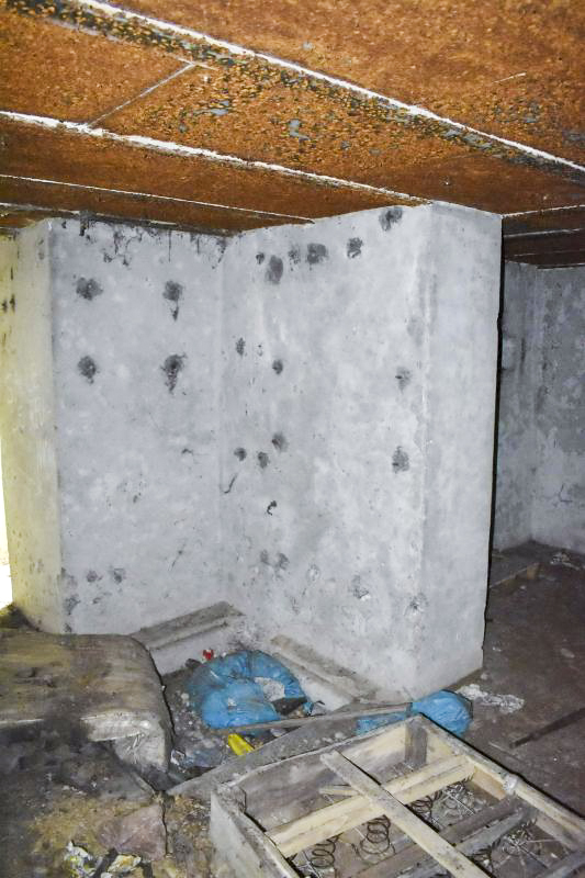 Ligne Maginot - 183 - PA KEMBS SUD 2 - (Blockhaus pour arme infanterie) - Mur avec attache pour la téléphonie avec une fosse au pied du mur. - D.Froehly
