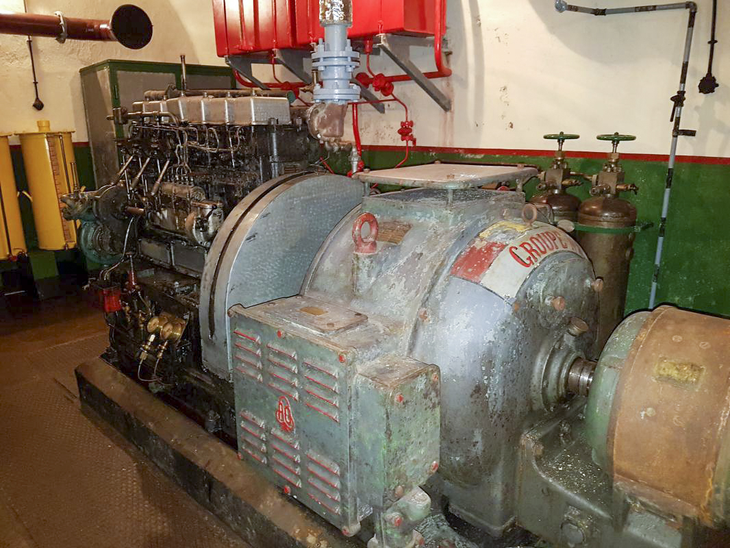 Ligne Maginot - BAMBESCH - A35 - (Ouvrage d'infanterie) - L'usine électrique
Le groupe n°2 vu coté alternateur - ELLENA-CUNY