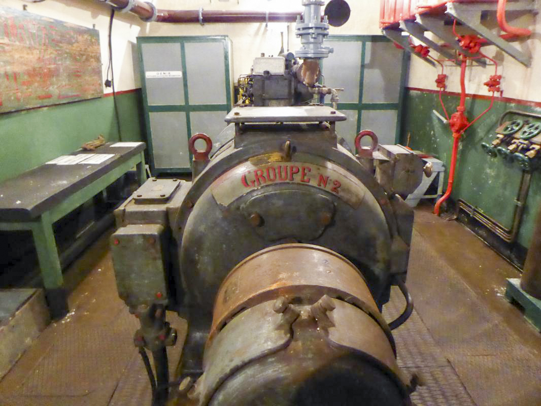 Ligne Maginot - BAMBESCH - A35 - (Ouvrage d'infanterie) - L'usine électrique
Le groupe n°2 vu coté alternateur - ELLENA-CUNY