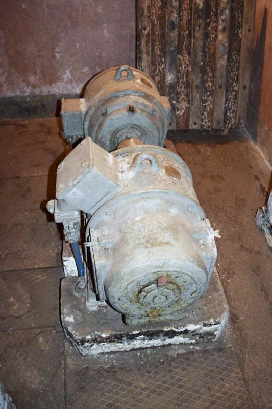 Ligne Maginot - BAMBESCH - A35 - (Ouvrage d'infanterie) - Bloc 1
Sous station
Ce groupe convertisseur générait le 110V continu nécessaire au fonctionnement des tourelles à partir du courant triphasé disponible dans l'ouvrage - NOEL Yves - AOM 22 Juin