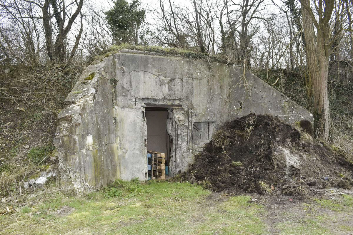 Ligne Maginot - PA NIFFER 1 - (Blockhaus pour canon) - Entrée coté ouest, avec ses deux ailes pour soutenir le talus - D.Froehly