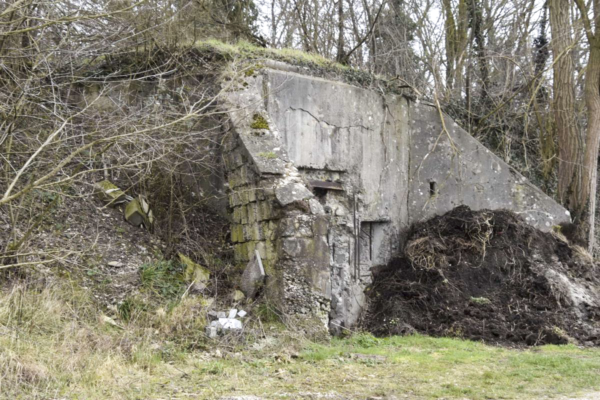 Ligne Maginot - PA NIFFER 1 - (Blockhaus pour canon) - Entrée coté ouest, avec ses deux ailes, en merlon, pour soutenir le talus - D.Froehly