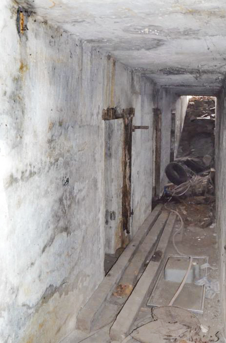 Ligne Maginot - RIXHEIM EST (10° RIF PUIS 105° DIF) - (PC de Secteur) - Couloir reliant les deux entrées et desservant les trois alvéoles sur la gauche, dans le sens sud-est nord-ouest - D. Froehly