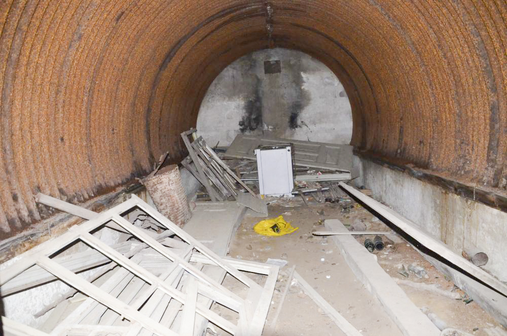 Ligne Maginot - RIXHEIM EST (10° RIF PUIS 105° DIF) - (PC de Secteur) - Seconde alvéole.
On distingue la cheminée d'évacuation de l'air vicié ou du poêle. - D. Froehly