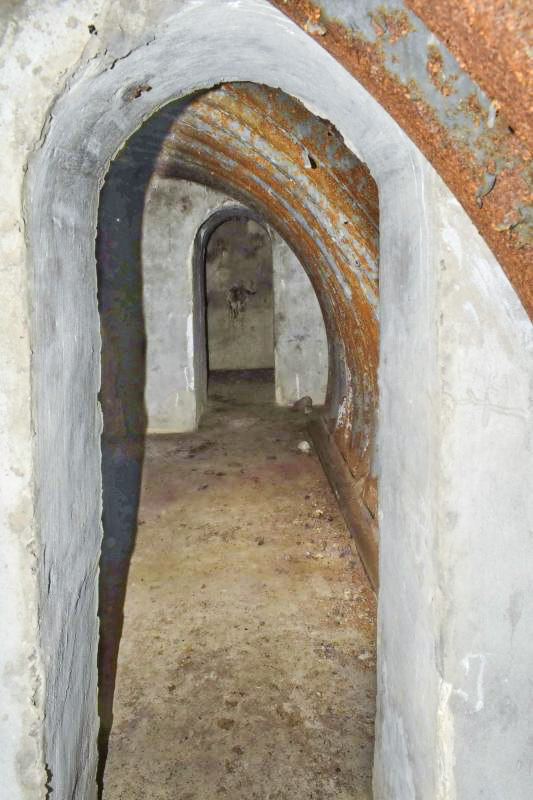 Ligne Maginot - PETIT-LANDAU OUEST (I/10° RIF) - (PC de Sous-Quartier) - Vue en enfilade des chambres avec au fond la pièce pour la téléphonie - Daniel Froehly