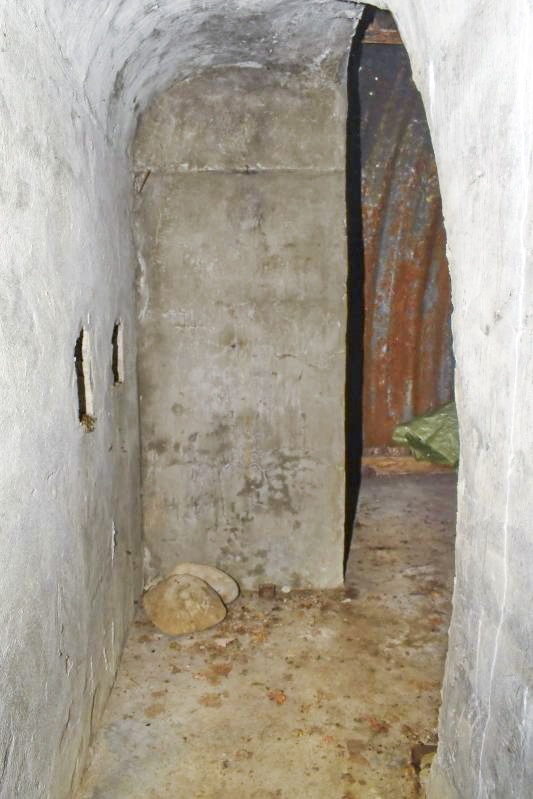 Ligne Maginot - PETIT-LANDAU OUEST (I/10° RIF) - (PC de Sous-Quartier) - Entrée nord, couloir et accès à la chambre. - Daniel Froehly