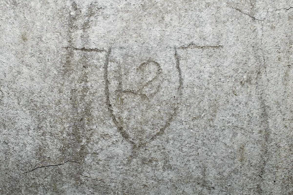Ligne Maginot - PETIT-LANDAU OUEST (I/10° RIF) - (PC de Sous-Quartier) - Gravure sur le mur gauche à côté du téléphone (12 ou L2) - Daniel Froehly