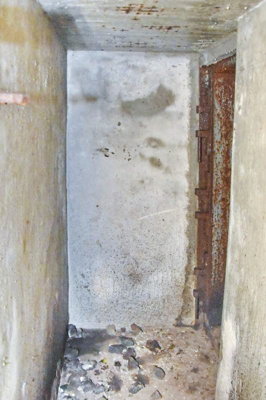 Ligne Maginot - VOIE-FERREE 3 - (Cuve pour arme d'infanterie) - Le couloir et la porte d’accès à la chambre - Daniel Froehly