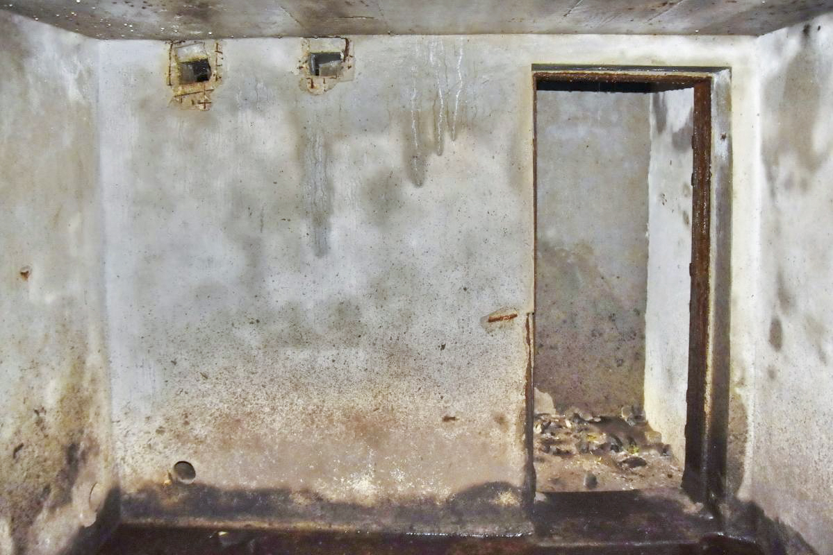 Ligne Maginot - VOIE-FERREE 3 - (Cuve pour arme d'infanterie) - Chambre avec la porte d'accès au couloir - Daniel Froehly