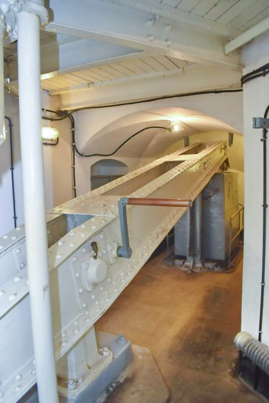 Ligne Maginot - ROHRBACH - FORT CASSO - (Ouvrage d'infanterie) - Bloc 1
Balancier; la tourelle en position basse - Daniel Froehly
