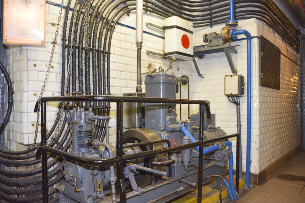 Ligne Maginot - ROHRBACH - FORT CASSO - (Ouvrage d'infanterie) - L'usine électrique
Groupe électrogène auxiliaire CLM 1 PJ 65 entrainant une génératrice et un compresseur d'air permettant le gonflage des bouteilles de démarrage des moteurs SMIM - LAMBERT Pascal