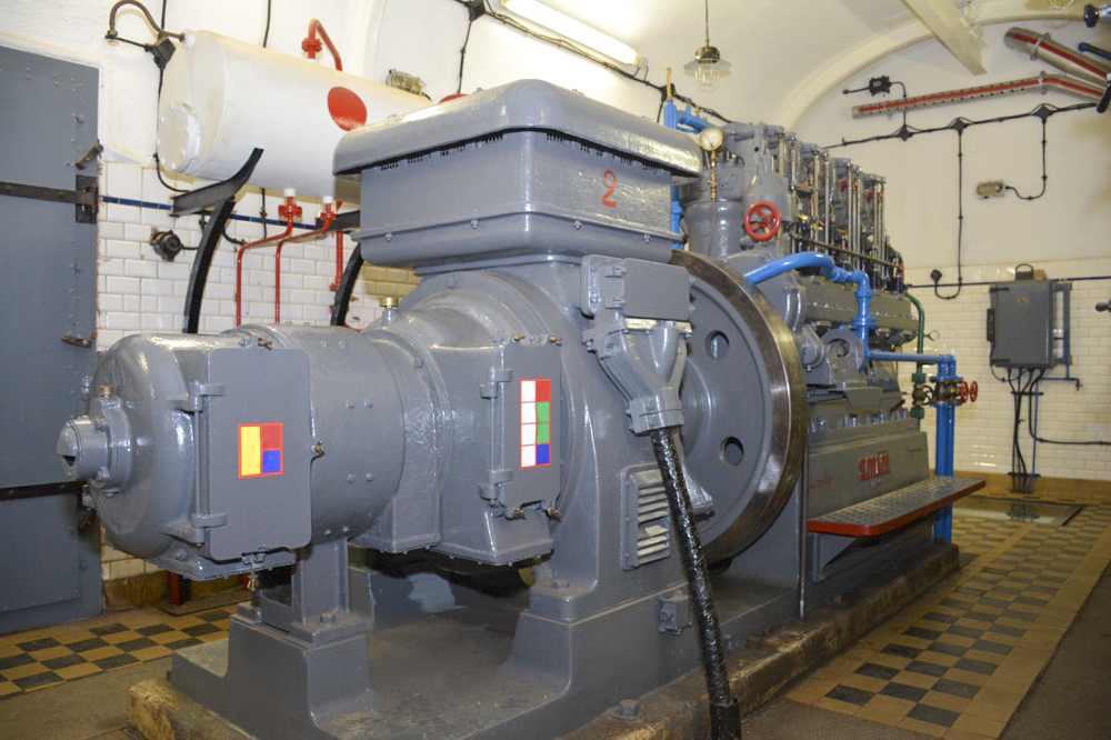 Ligne Maginot - ROHRBACH - FORT CASSO - (Ouvrage d'infanterie) - L'usine électrique
Groupes électrogènes à moteur SMIM type 4SR19
L'alternateur et la génératrice attelée - LAMBERT Pascal