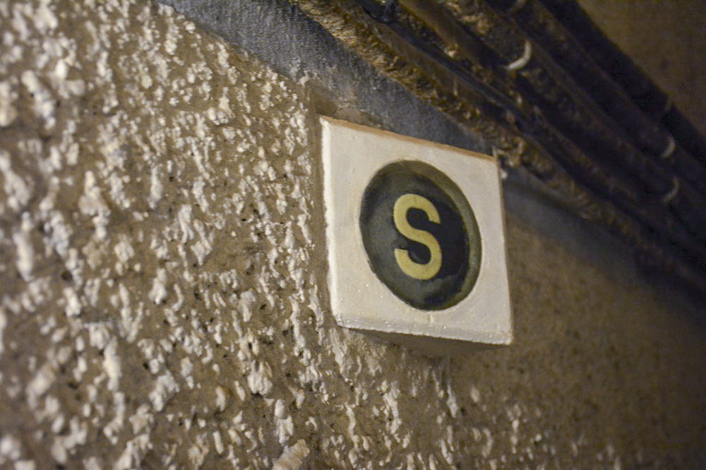 Ligne Maginot - ROHRBACH - FORT CASSO - (Ouvrage d'infanterie) - Galerie de l'ouvrage
Marquage phosphorescent destiné à indiquer la sortie en cas de coupure d'électricité - LAMBERT Pascal