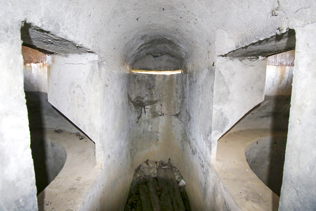 Ligne Maginot - ILLHAEUSERN 3 - (Blockhaus pour arme infanterie) - Le couloir central de l’observatoire et les passages vers les coupoles - Alain Perouffe