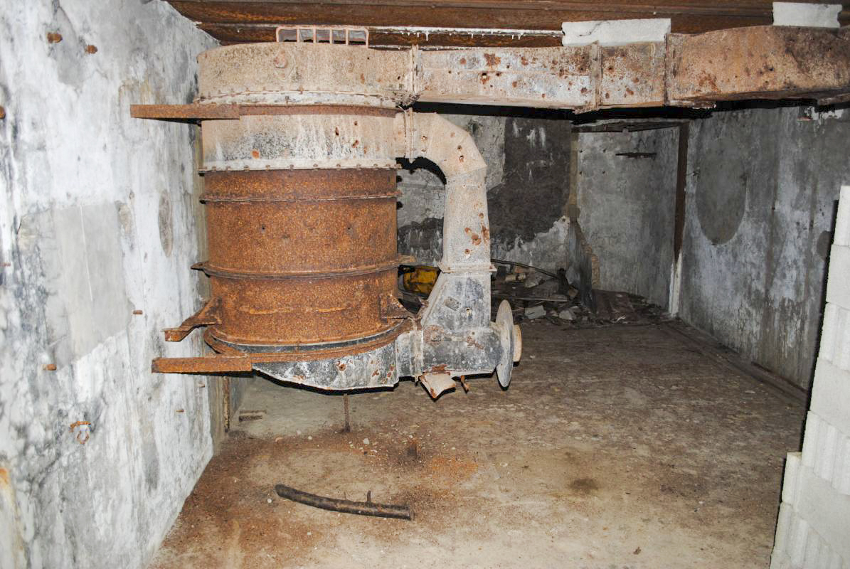 Ligne Maginot - 26/2 - NAMBSHEIM DIGUE - (Abri) - Un filtre est encore présent. - Nicolas MULLER