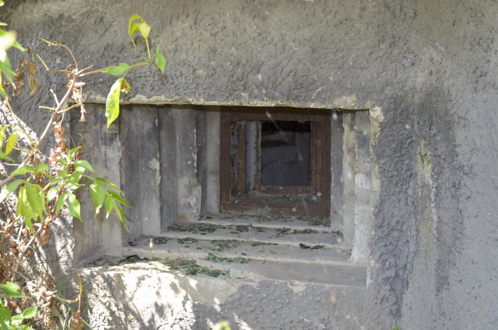Ligne Maginot - ALGOLSHEIM - ABBATUCCI - (Blockhaus pour arme infanterie) - Créneau de flanquement sud équipé d'une trémie Philbert - D. Froehly