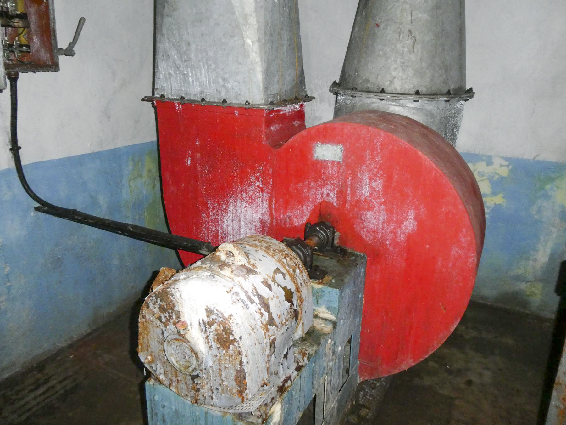 Ligne Maginot - LAVOIR - (Ouvrage d'artillerie) - Local de l'aérotherme
Ventilateur air pur alimentant les batteries chauffantes - ELLENA - CUNY
