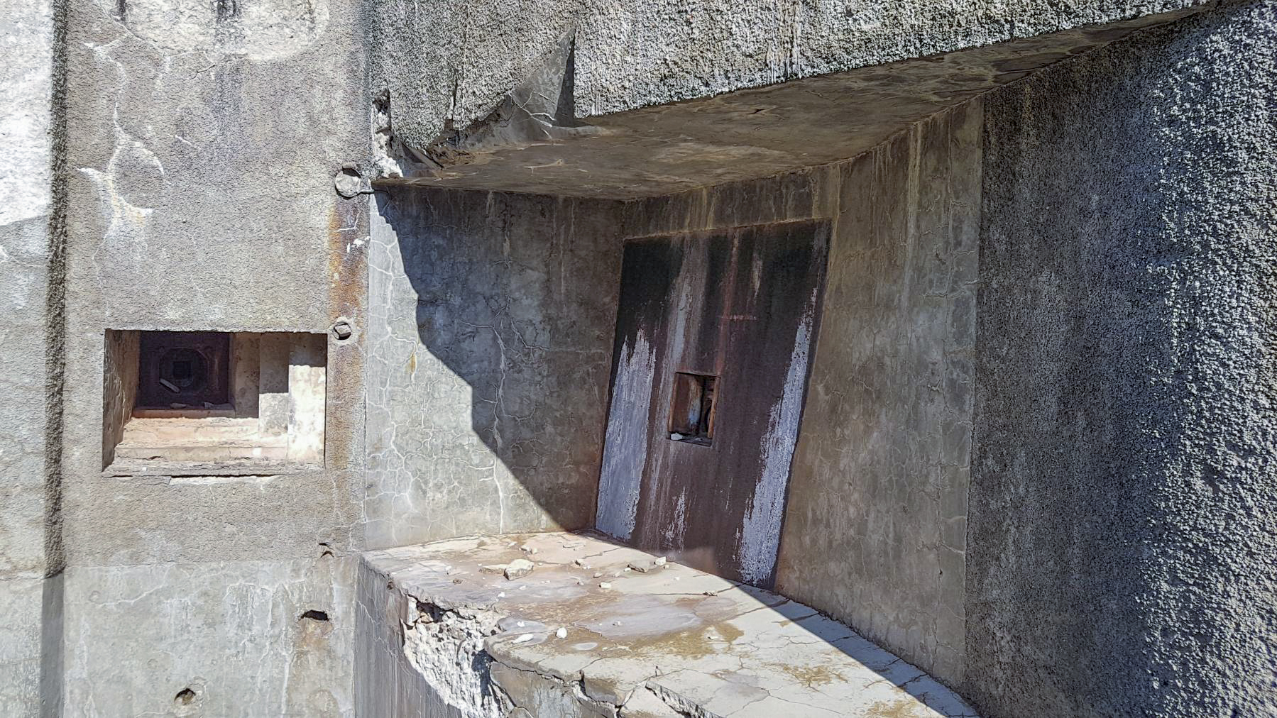 Ligne Maginot - LAVOIR - (Ouvrage d'artillerie) - Bloc 2
A droite, casemate cuirassée d'action frontale pour canon-mortier de 75 mle 31
A gauche, créneau FM de défense rapprochée
Noter l'absence de redans sur la partie gauche et supérieure du créneau FM - ELLENA - CUNY
