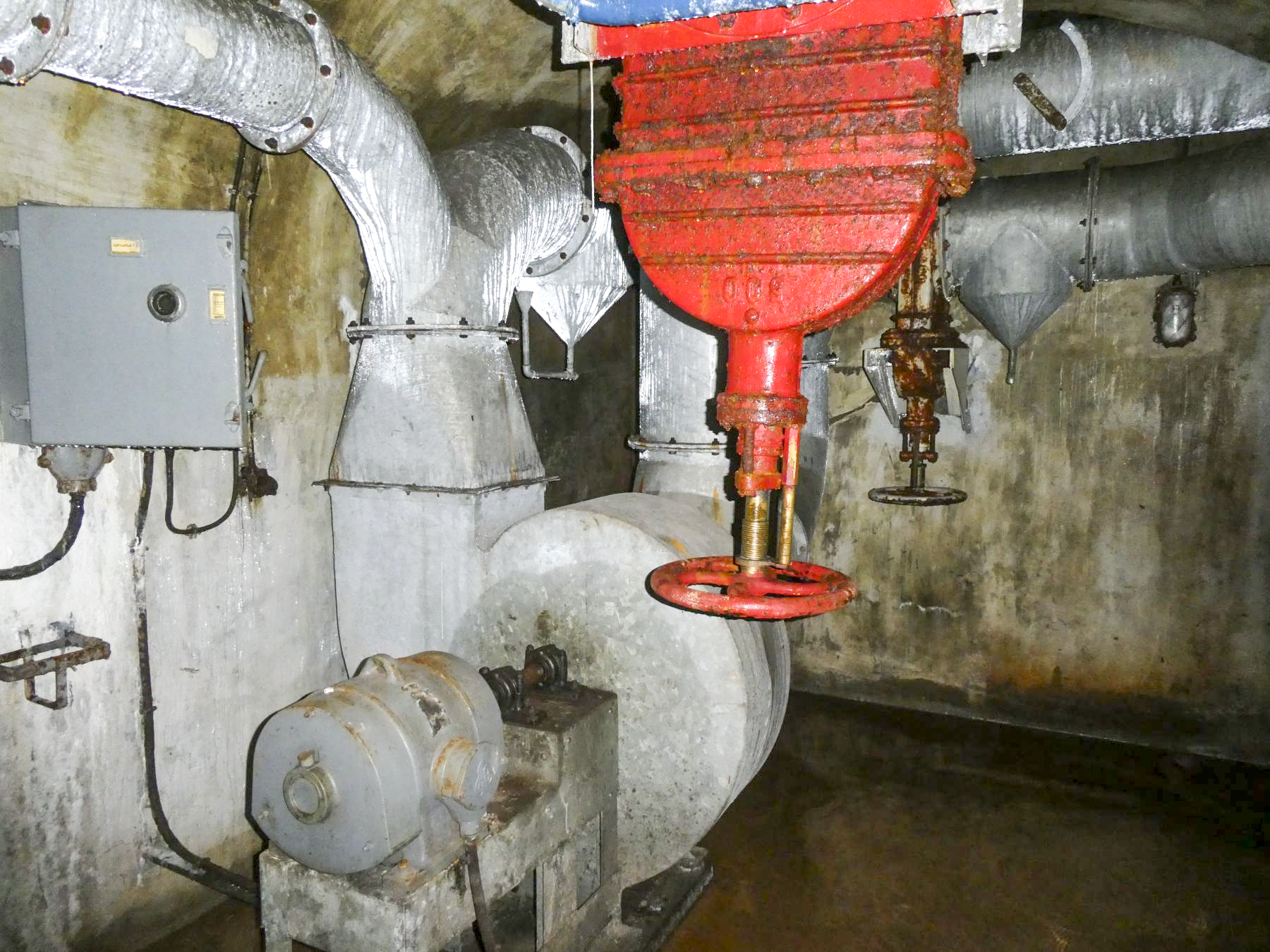 Ligne Maginot - LAVOIR - (Ouvrage d'artillerie) - Bloc 2
Ventilateur air pur au pied du bloc - ELLENA - CUNY