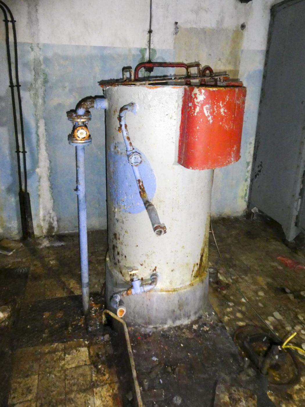 Ligne Maginot - LAVOIR - (Ouvrage d'artillerie) - L'usine électrique
Le réservoir d'eau de refroidissement du moteur CLM
Noter le petit réservoir secondaire en rouge, alimenté directement par le moteur et permettant de disposer d'eau chaude - ELLENA - CUNY