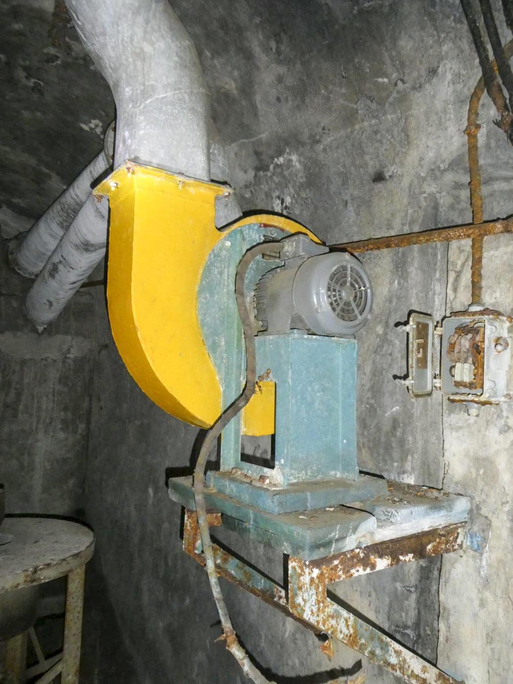 Ligne Maginot - LAVOIR - (Ouvrage d'artillerie) - Ventilateur air vicié avec un moteur pas très 'Maginot' (restauration d'après-guerre) - ELLENA - CUNY