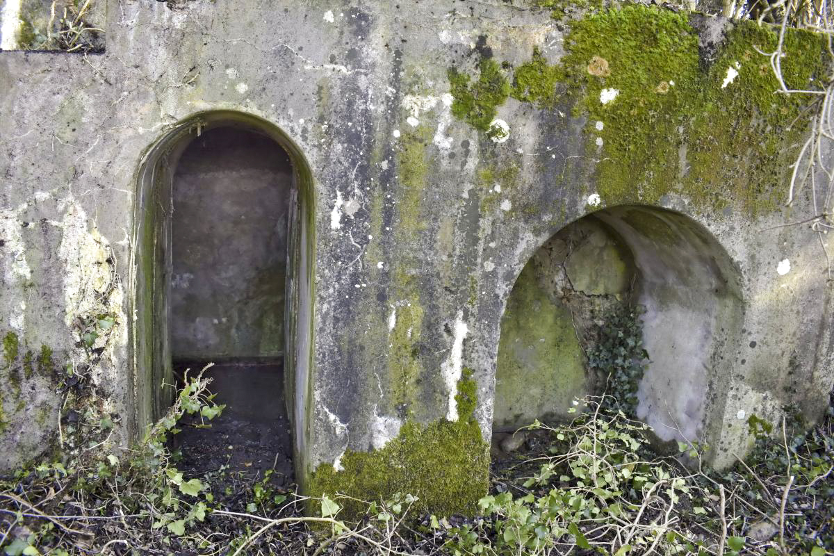 Ligne Maginot - ECLUSE 53 SUD - (Blockhaus pour canon) - A gauche couloir d'accès à une pièce de même forme que le couloir et à droite niche à munition - D. Froehly
