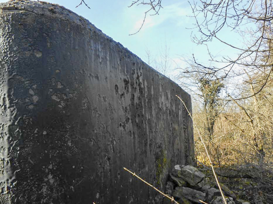 Ligne Maginot - ECLUSE 52 NORD - (Blockhaus pour canon) - Le mur coté est, coté canal - 42RIF