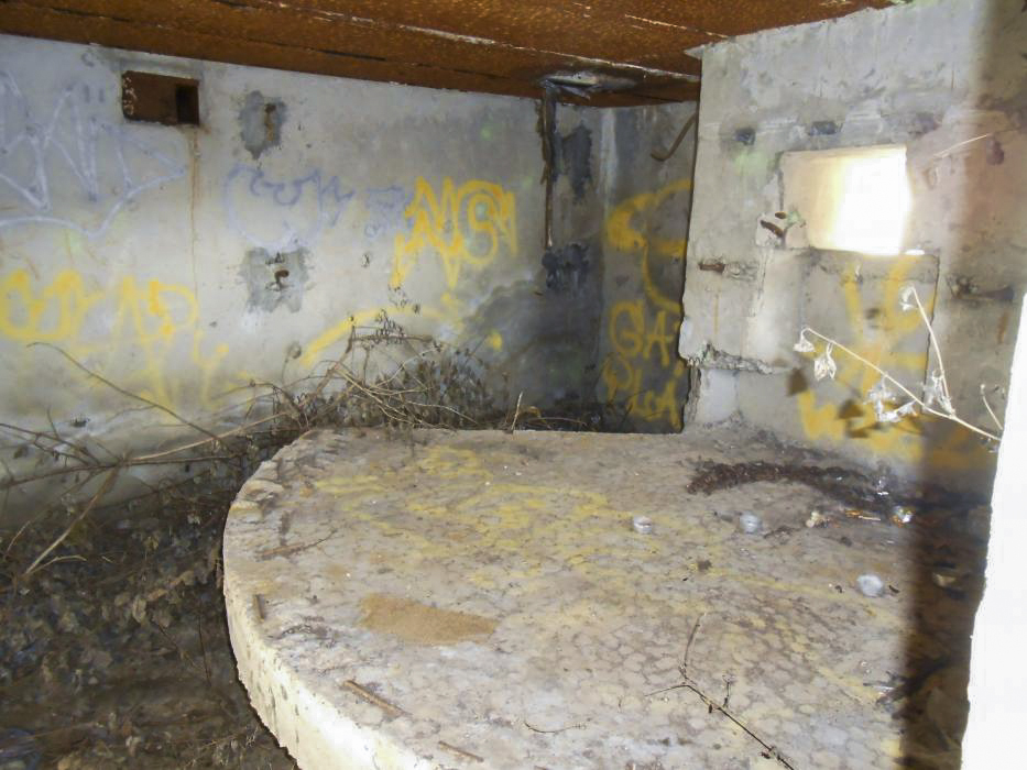 Ligne Maginot - ECLUSE 52 NORD - (Blockhaus pour canon) - La table de tir utilisable indifféremment pour un canon antichar de 37mm ou une mitrailleuse Hotchkiss 8mm - 42RIF