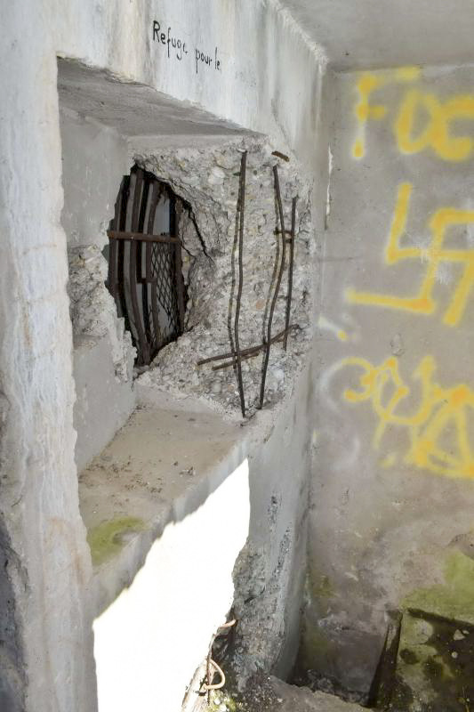 Ligne Maginot - ECLUSE 52 NORD - (Blockhaus pour canon) - Entrée et son créneau de tir. Une partie du mur est arrachée. - FROEHLY Daniel