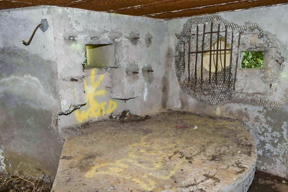 Ligne Maginot - ECLUSE 52 NORD - (Blockhaus pour canon) - Intérieur de la chambre de tir, créneau de défense rapprochée à droite et créneau de la mitrailleuse à gauche - FROEHLY Daniel