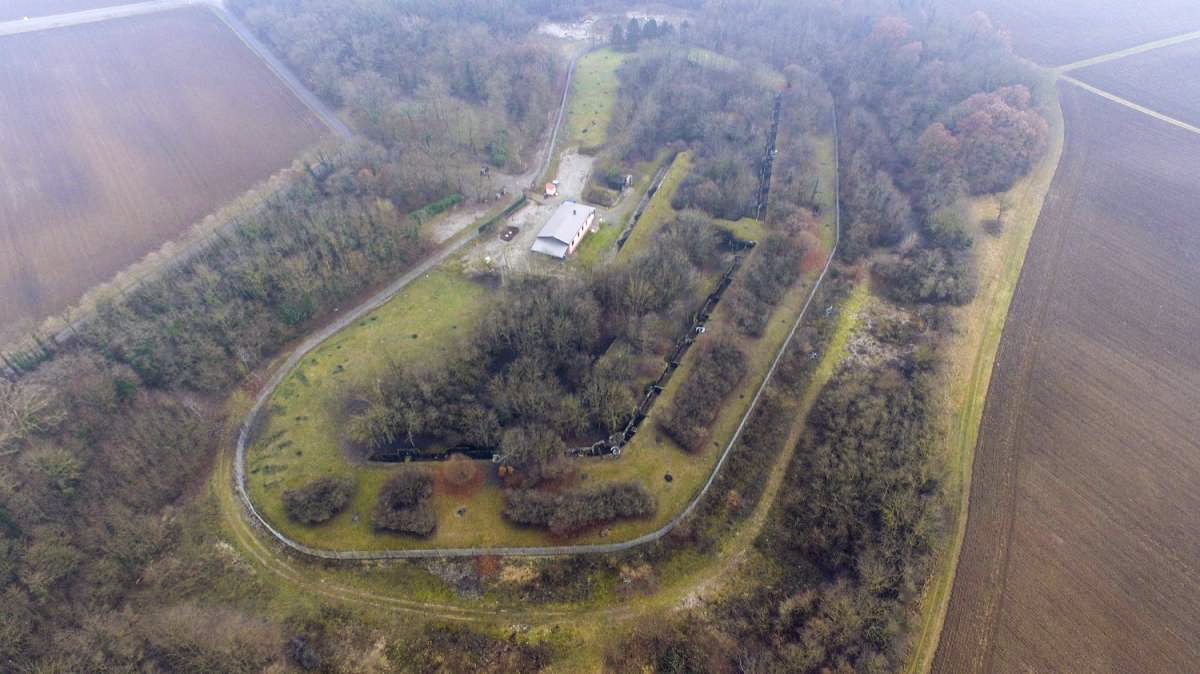 Ligne Maginot - HEITEREN (PC II/28° RIF) - (PC de Quartier) - Vue aérienne de l'ouvrage. La baraquement de l'entrée de l'ouvrage est postérieur à la seconde guerre mondiale. - Les Gardiens du Rhin