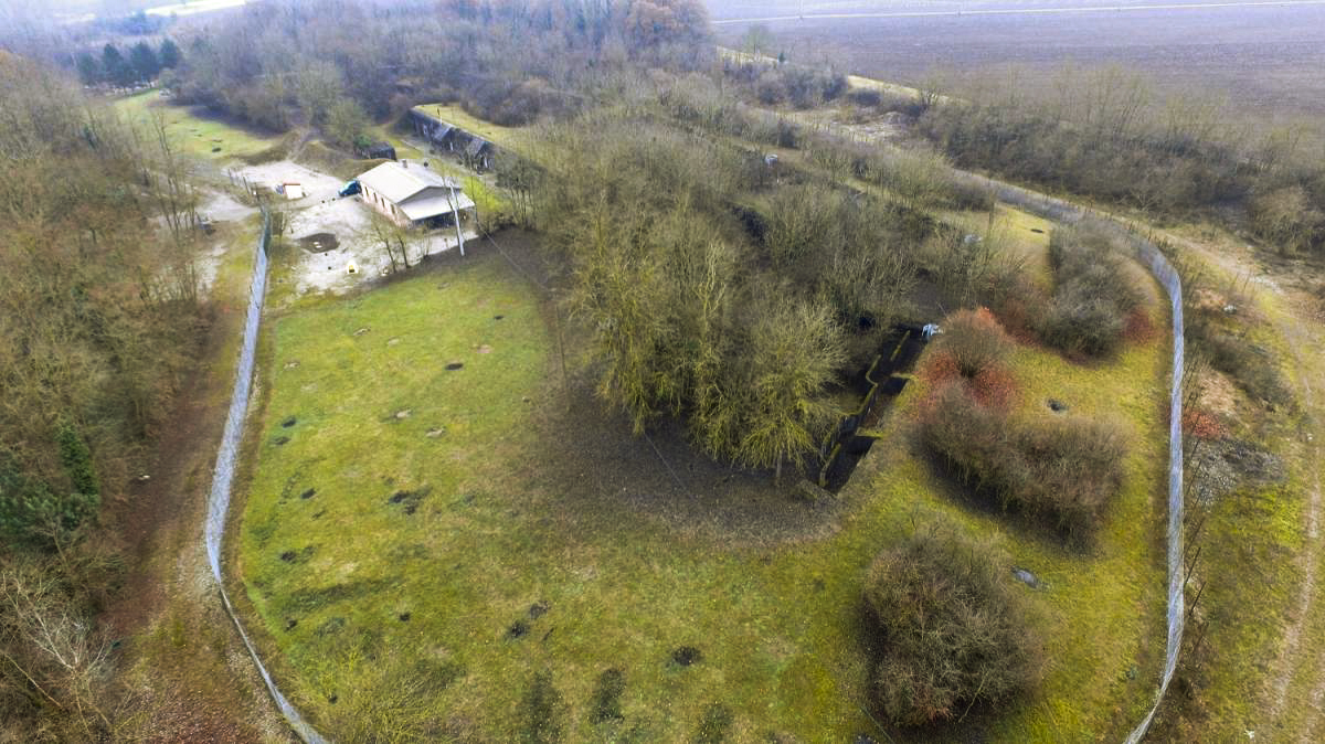 Ligne Maginot - HEITEREN (PC II/28° RIF) - (PC de Quartier) - Autre vue générale, moins plongeante, permettant de mieux lire le faible relief de l'ouvrage. Le seul obstacle étaient un réseau de fil de fer barbelé qui subsiste encore à certains endroits. - Les Gardiens du Rhin