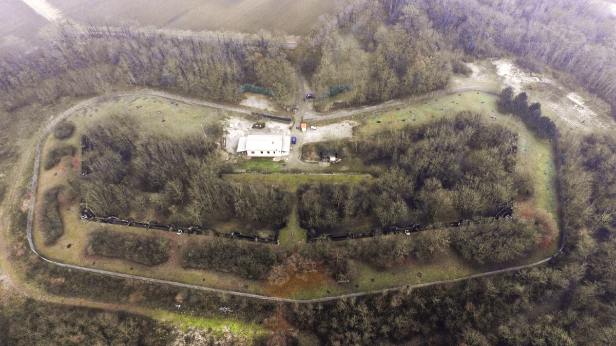 Ligne Maginot - HEITEREN (PC II/28° RIF) - (PC de Quartier) - Cette vue, prise face au front de l'ouvrage, nous montre la symétrie de l'ouvrage. - Les Gardiens du Rhin