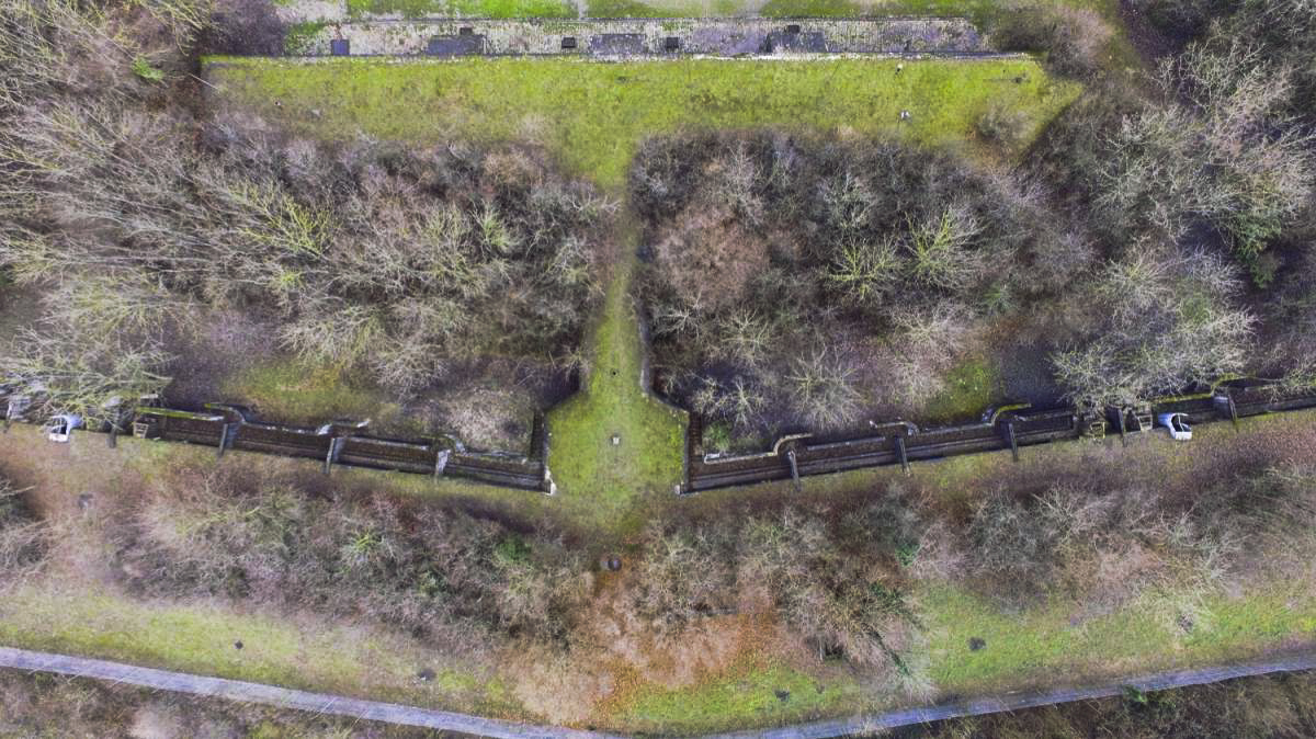 Ligne Maginot - HEITEREN (PC II/28° RIF) - (PC de Quartier) - Caponière de front : peut-être que ce terme est erroné, mais il résume parfaitement l'ouvrage qui dessert le parapet d'infanterie. Des embrasure flanque l'arrière du parapet, ultime défense de l'ouvrage. - Les Gardiens du Rhin