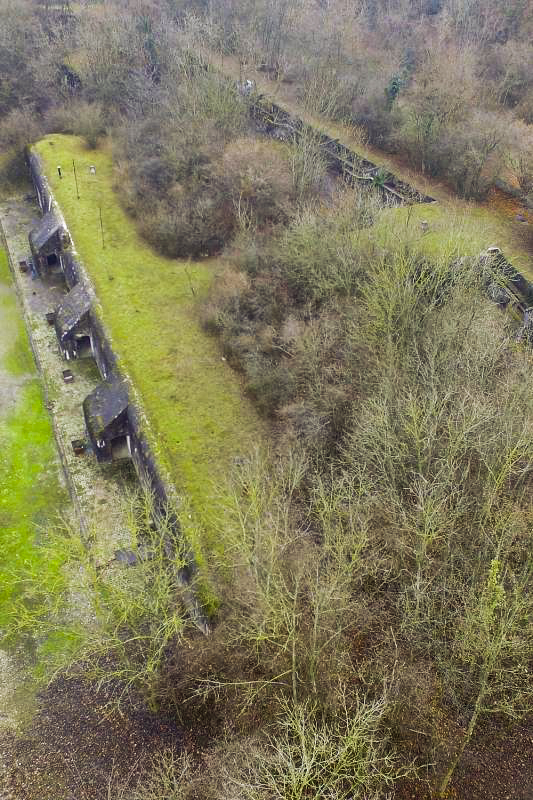 Ligne Maginot - HEITEREN (PC II/28° RIF) - (PC de Quartier) - La caserne centrale de l'ouvrage, accessible par trois entrées. On remarque la traverse qui dessert l'ouvrage de tête. - Les Gardiens du Rhin