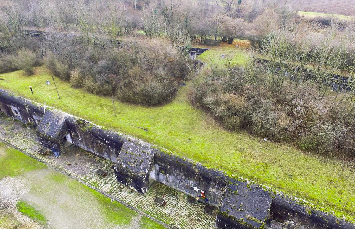Ligne Maginot - HEITEREN (PC II/28° RIF) - (PC de Quartier) - Autre vue générale, moins plongeante, permettant de mieux lire le faible relief de l'ouvrage. Le seul obstacle étaient un réseau de fil de fer barbelé qui subsiste encore à certains endroits. - Les Gardiens du Rhin