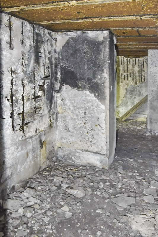 Ligne Maginot - OBERFELD - (Poste de Secours) - Mur ouest, dans ce qui pourrait être la salle de soins.
Au mur, des supports et vers le plafond un crochet à l'emplacement des aérations. - D.Froehly