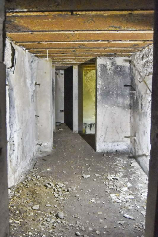 Ligne Maginot - OBERFELD - (Poste de Secours) - Chambre, au mur gauche les supports de lits et à droite des supports divers. - D.Froehly