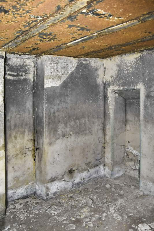 Ligne Maginot - OBERFELD - (Poste de Secours) - Chambre avec à droite la  réservation pour un lavabo et à gauche une réservation avec évacuation au plafond. - D.Froehly