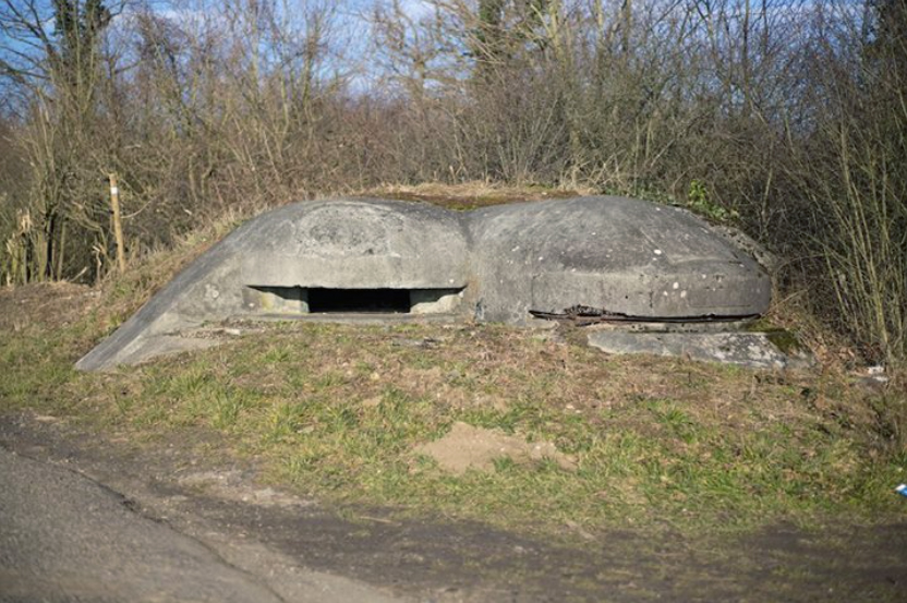 Ligne Maginot - SAINT HUBERT 2 - (Blockhaus pour arme infanterie) - Vue d'ensemble de la triple coupole 7°region .
Elle était dotée de l'insigne  du 15-2 et d'un cartouche - BAILLET Jean Marie