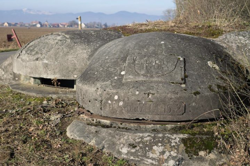 Ligne Maginot - SAINT HUBERT 2 - (Blockhaus pour arme infanterie) - Vue rapprochée de la coupole centrale avec l'indication 5° et 7° Cie du 15-2 et le cartouche 'Hardi les Gars' - BAILLET Jean Marie